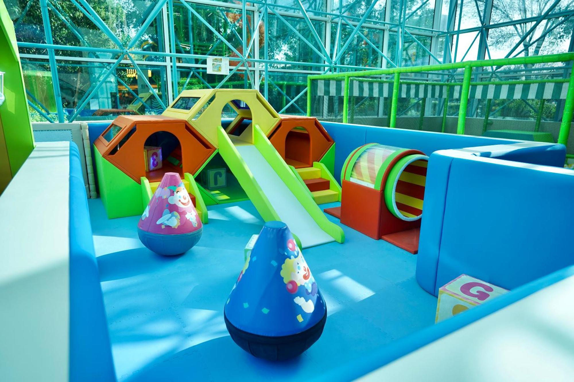Grand Hyatt Dubai Hotel Ngoại thất bức ảnh The photo shows a colorful indoor play area designed for young children. It features various play structures, including a small slide, climbing structures shaped like hexagons, and a tunnel. There are also large, soft, rounded toys in vibrant colors,